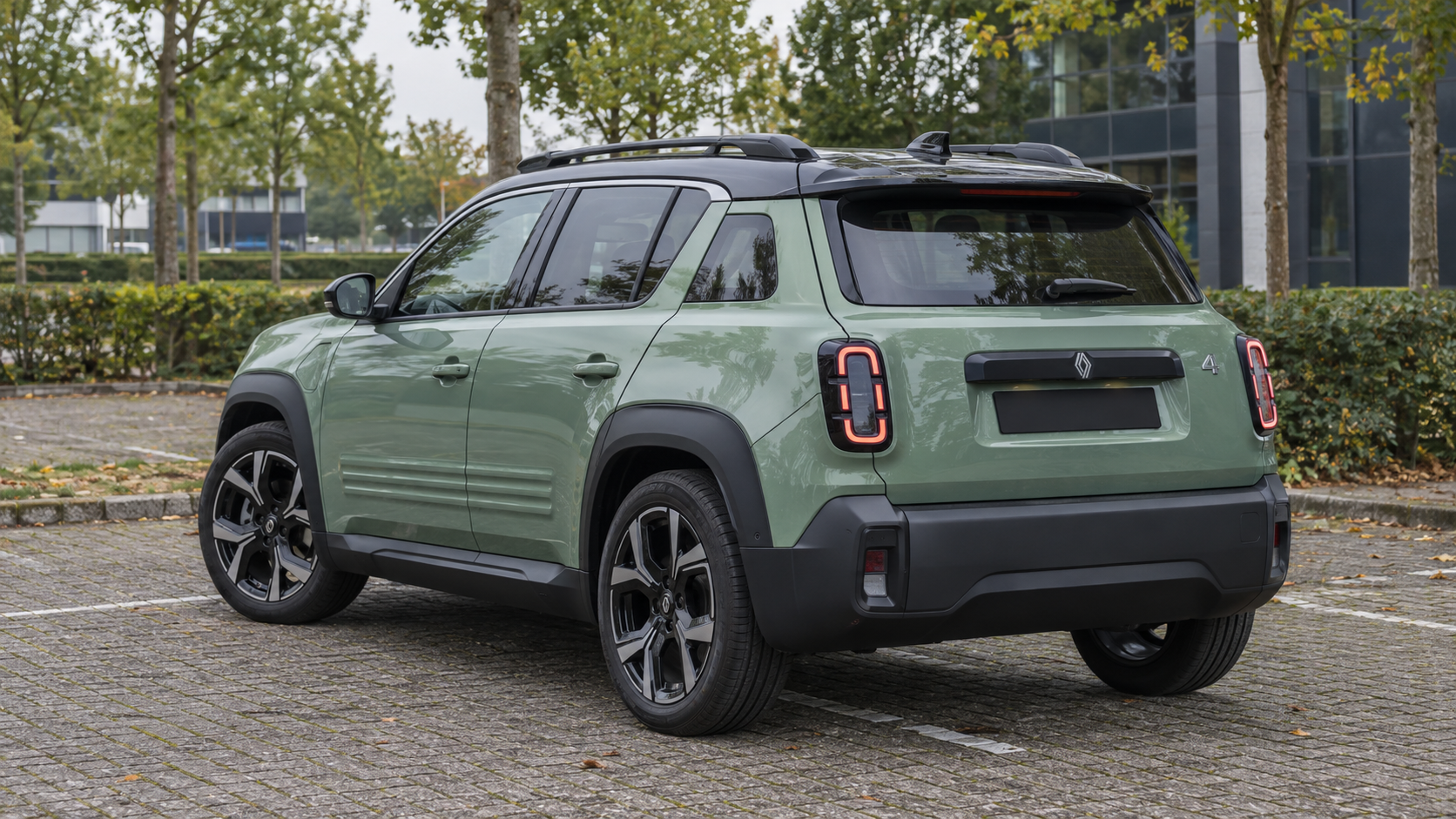 Groene Renault 4 E-Tech electric met vast dak en de verticale achterlichten