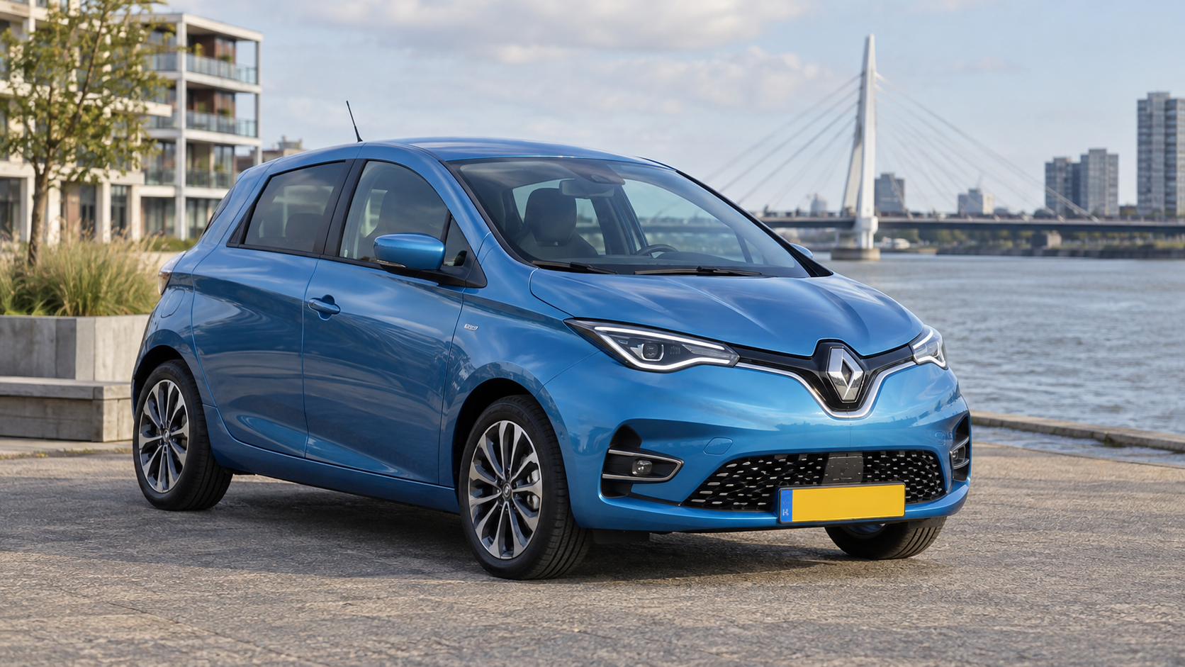 Voorzijde van de latere Renault ZOE met laadklep achter het Renault-logo