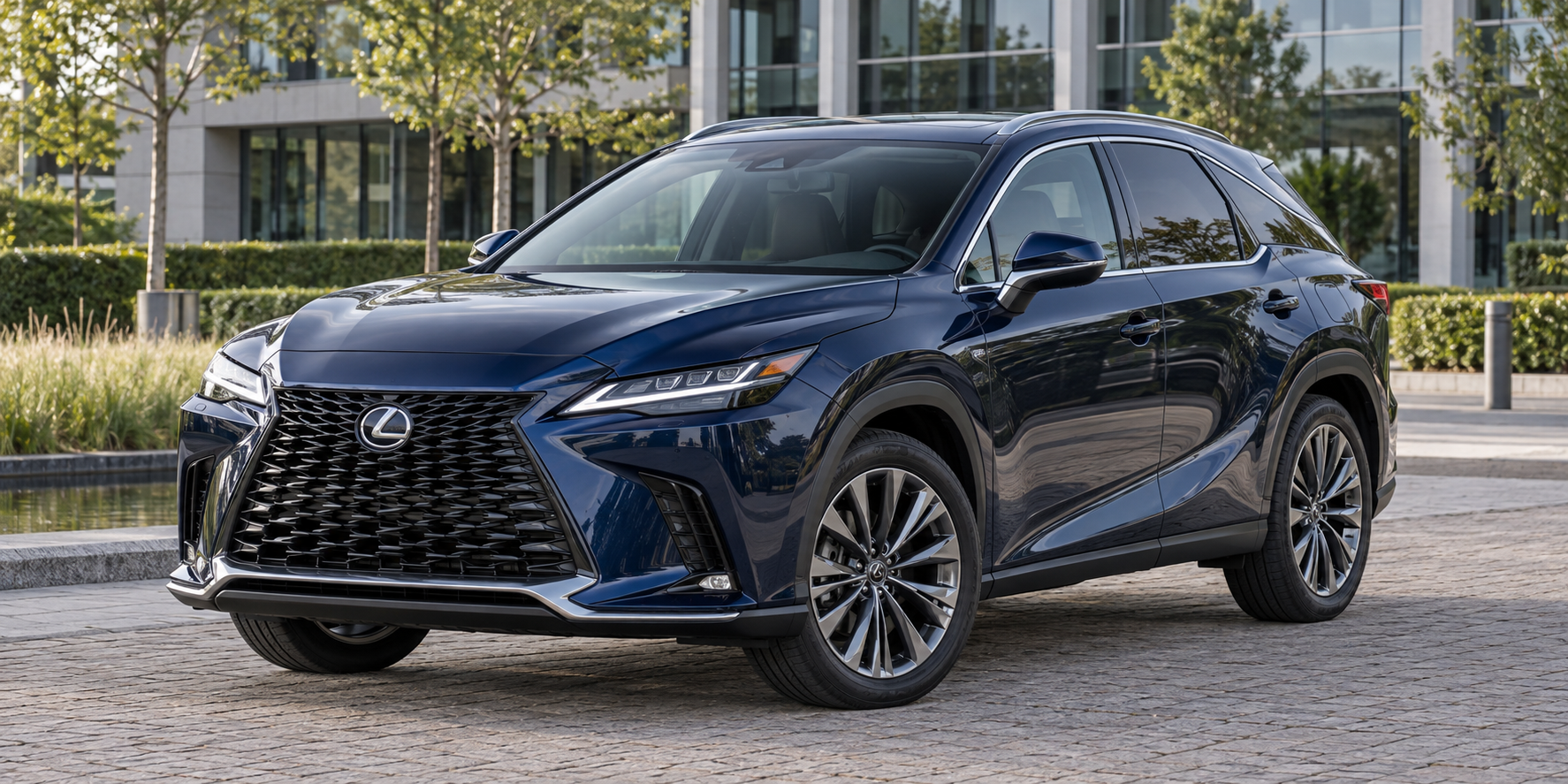 Blauwe oudere Lexus RX-familie ter vergelijking met de nieuwere RX 450h+ plug-inhybride