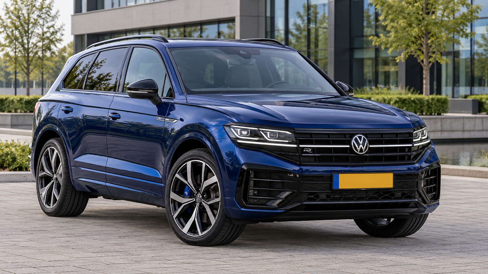 Blauwe vernieuwde Volkswagen Touareg R eHybrid van voren