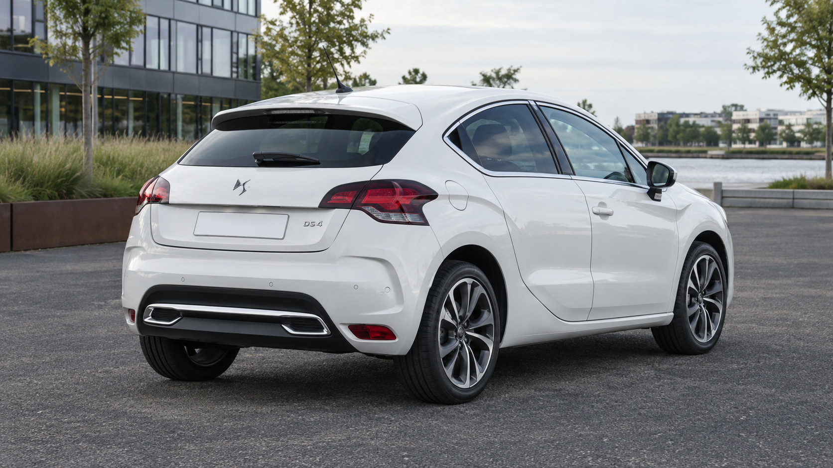 Witte oudere DS 4 van achteren, met een andere carrosserievorm dan de latere generatie