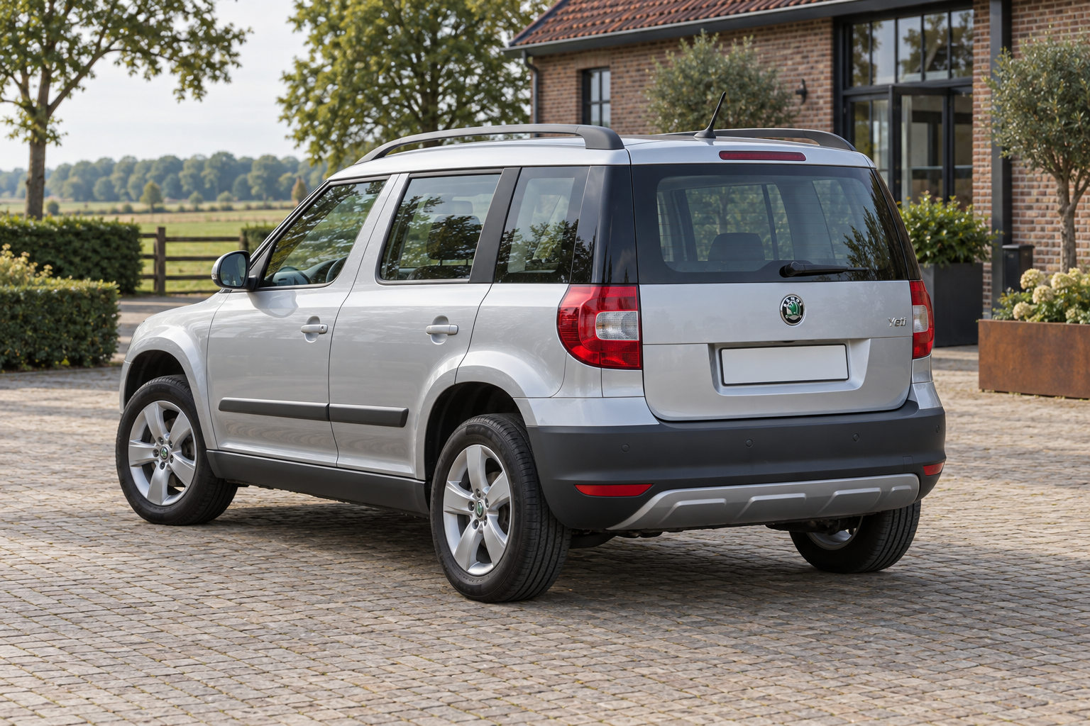 Zilveren Škoda Yeti als carrosserievoorbeeld, zonder bewijs van een bepaalde benzinemotor