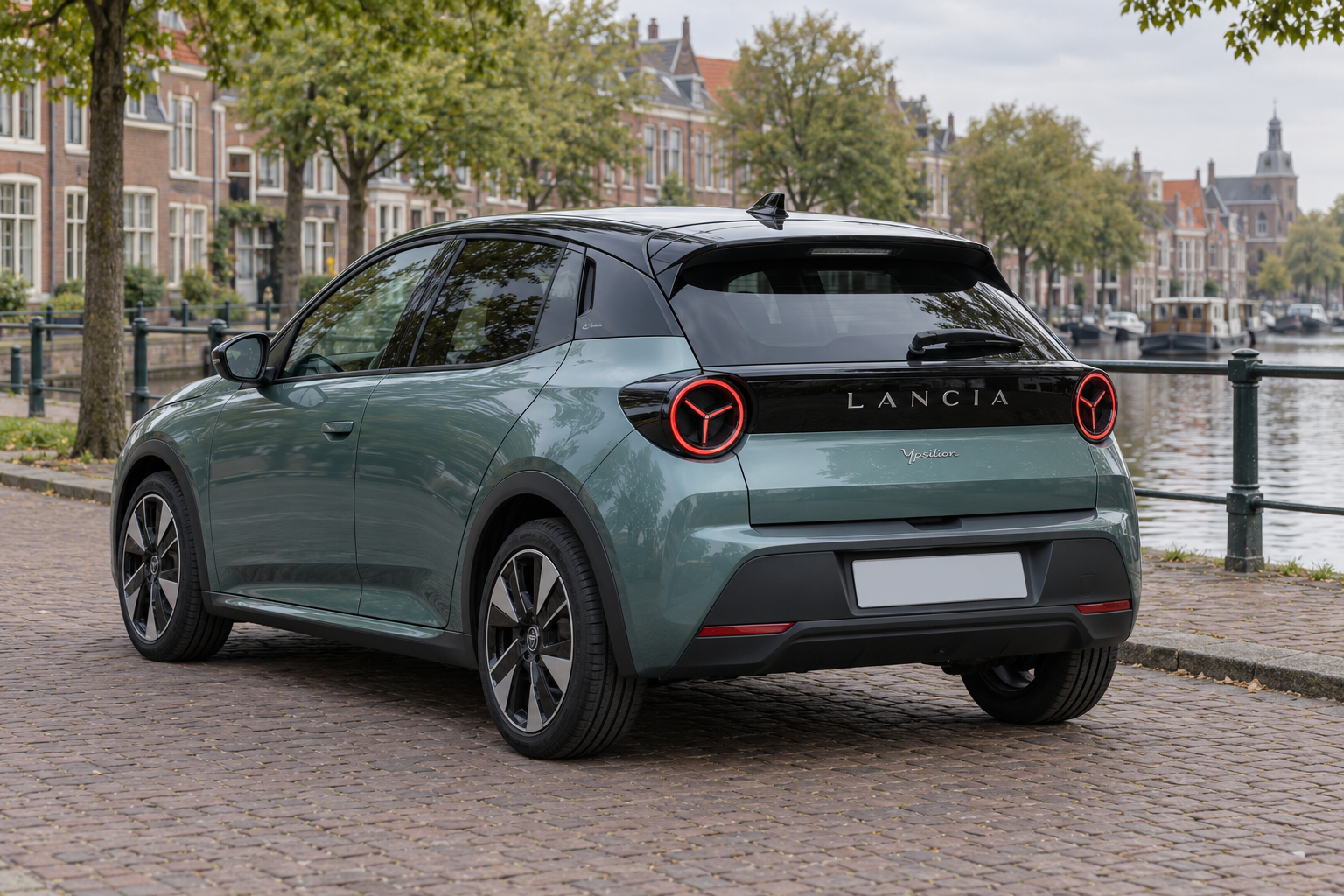 Groene nieuwe-generatie Lancia Ypsilon Electric-modelillustratie van achteren met ronde achterlichten; geen afbeelding van de afzonderlijke HF-uitvoering