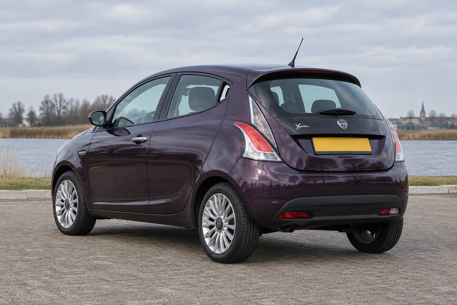 Oudere paarse Lancia Ypsilon vijfdeurs van schuin achteren, met een andere carrosserie dan de nieuwe generatie