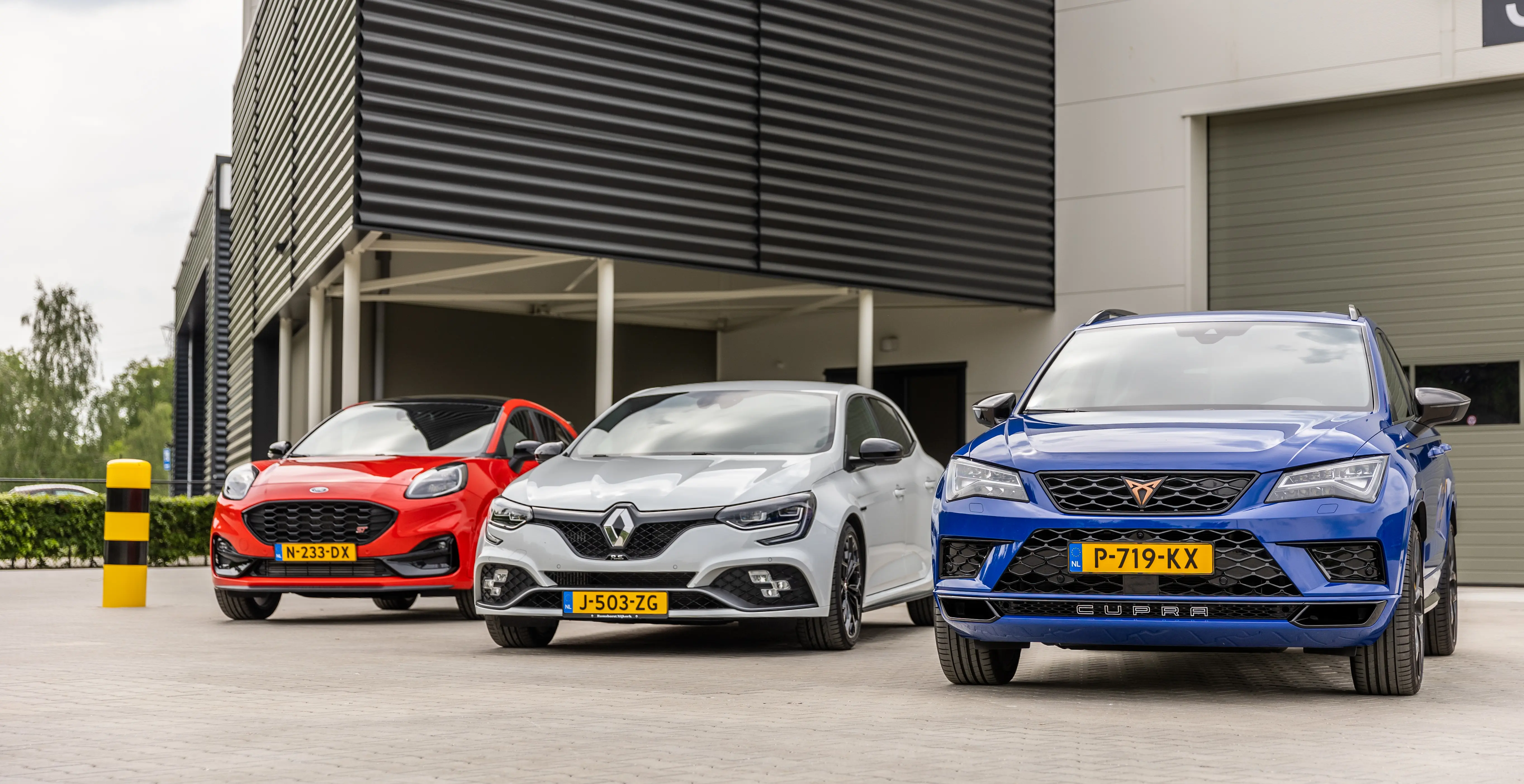 drie-autos-op-rij-kleur-schuin-breed-voorzijde