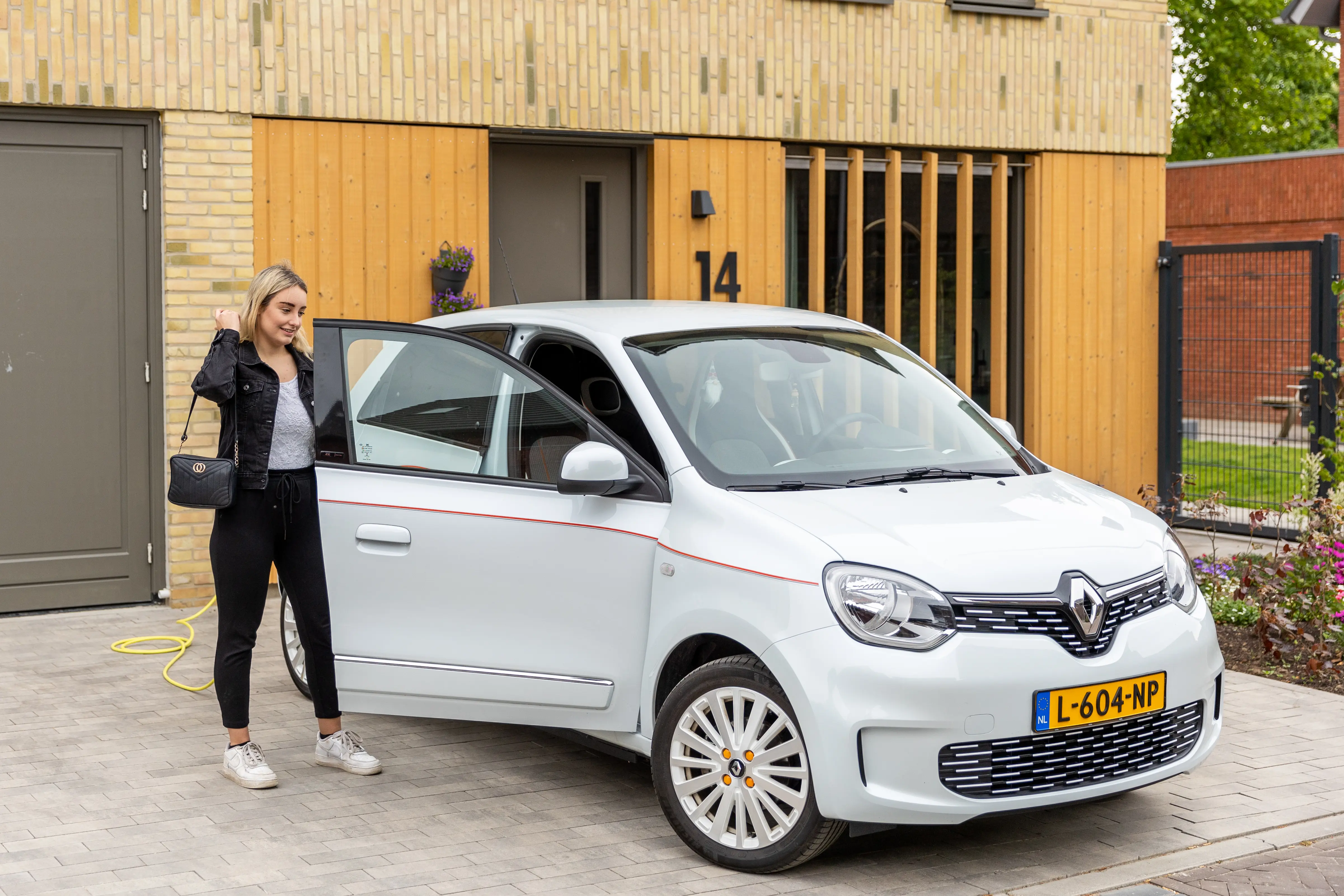 Afbeelding Maureen met Twingo vrije tijds kleding